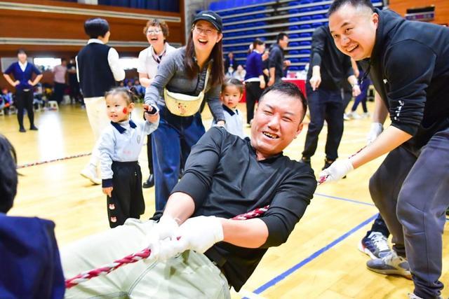 拔河、钻洞、接力跑……这场亲子运动会“爸”气十足