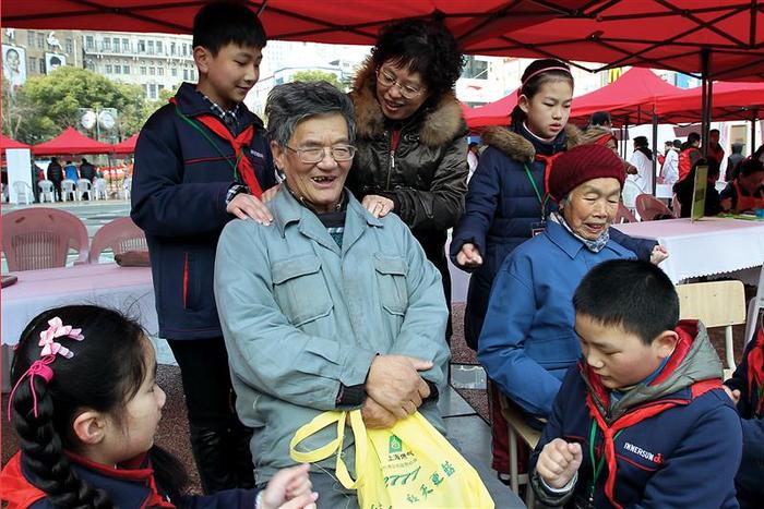 坚持在南京路上志愿服务40年，上海老兵陶依嘉入选全国“最美退役军人”