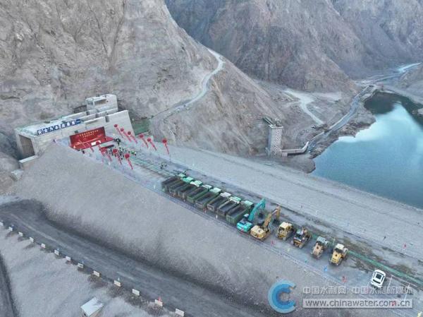 新疆吐鲁番市托克逊县乌斯通沟水库大坝工程完成封顶