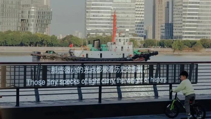 不得不说，上海是浪漫的！黄浦江畔电影画框的字幕从何而来？