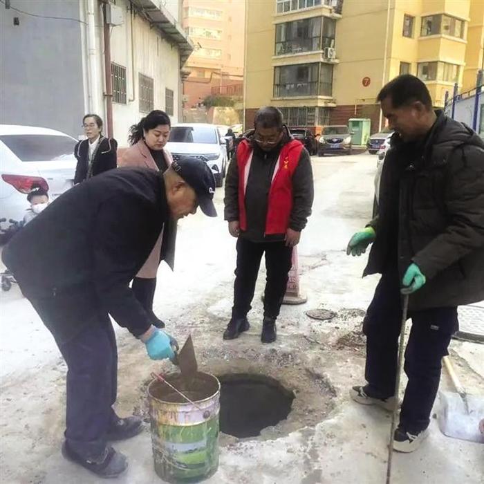 九州花坛社区抢时间赶进度 驱寒送暖暖民心