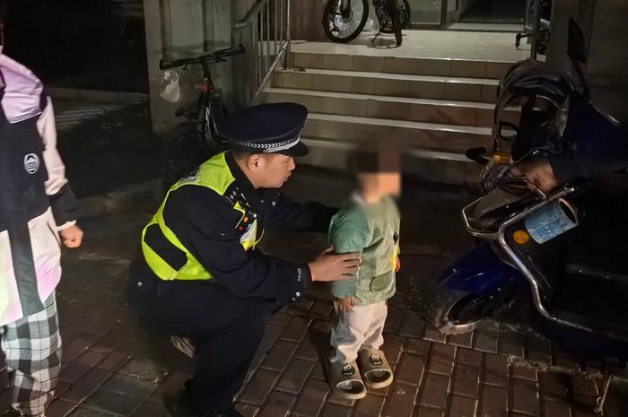 爸爸带娃自己睡着了，3岁男童独自出门找妈妈被上海民警寻回