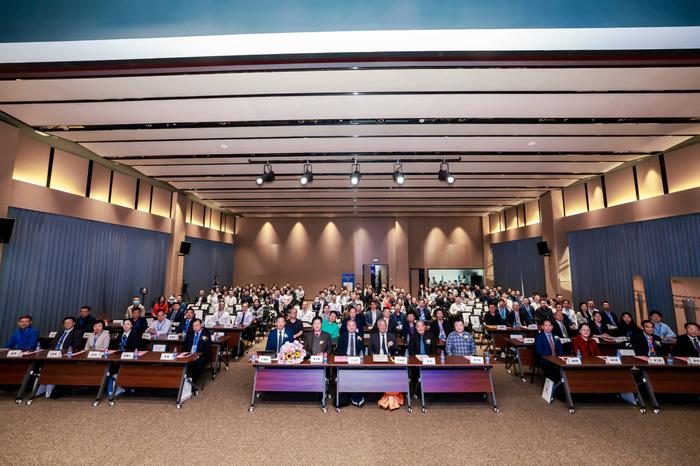 广东省临床医学学会牙种植学专业委员会换届大会在深圳举行