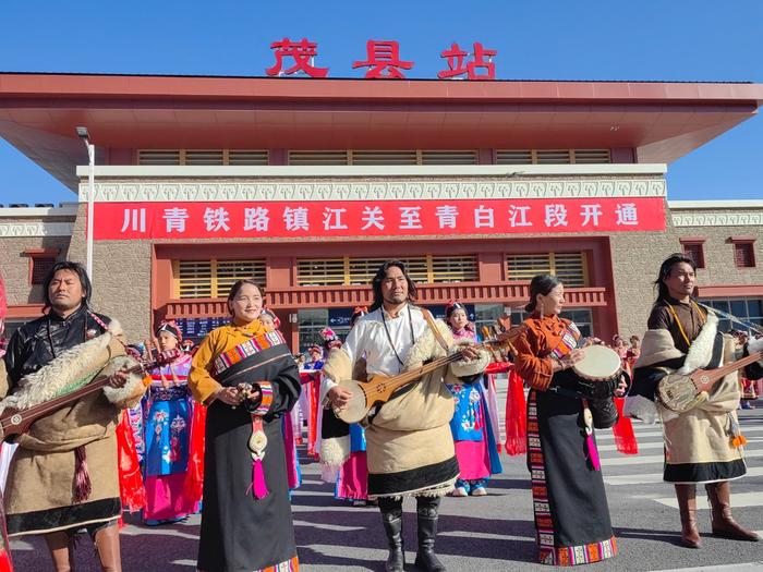 川西北高原首条铁路今日开通 四川阿坝州“动车时代”正式启程