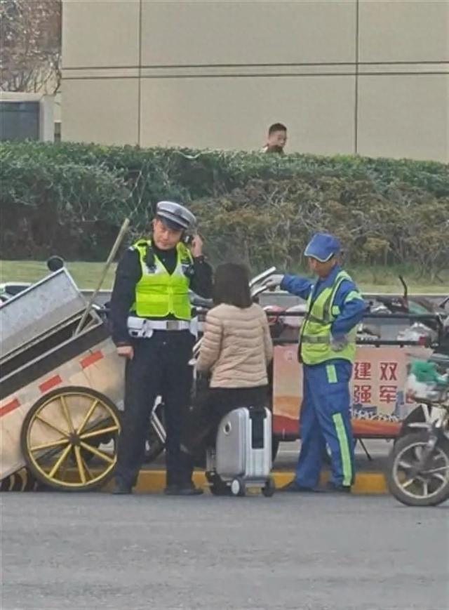 街头骑“电动行李箱”被拦，女子竟反问交警“你来接我上班吗”？