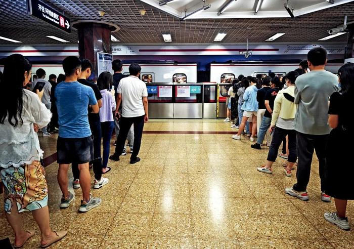  7月3日，乘客在北京地铁一号线内候车。本文图/视觉中国