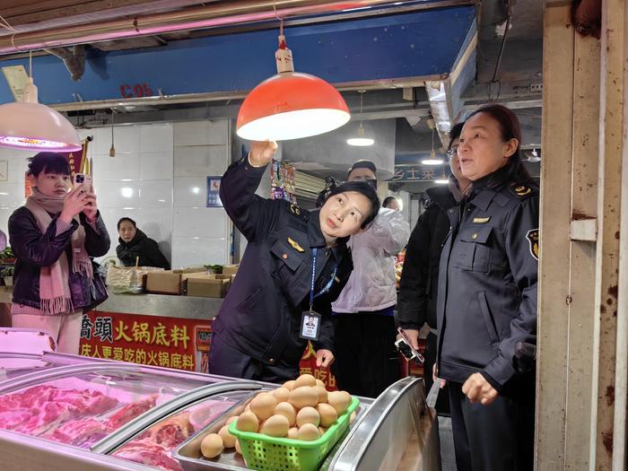 去“滤镜”•换新灯•探市场 | 湖南长沙一鲜肉店店主抱侥幸心理使用“生鲜灯”被查