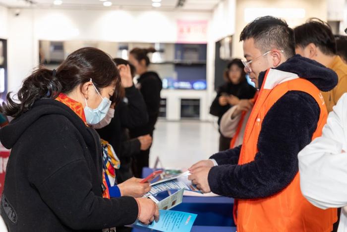 志愿服务时长累计超4000小时，沪郊这位阿姨今天收到了一张“礼遇卡”…