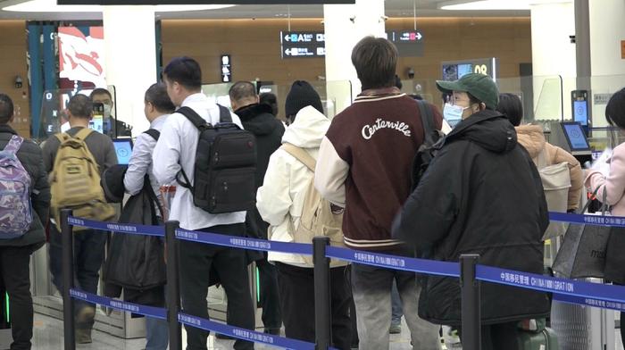 单方面六国免签政策试行首日，天府国际机场口岸首位免签入境旅客直呼“更方便了”