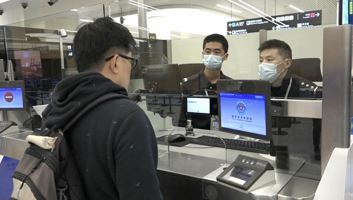 单方面六国免签政策试行首日，天府国际机场口岸首位免签入境旅客直呼“更方便了”
