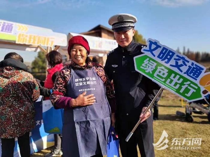 上海警方开展全国交通安全日主题宣传   “本本族”大学生实景模拟体验交通事故