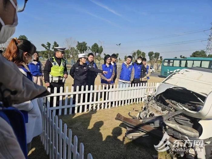 上海警方开展全国交通安全日主题宣传   “本本族”大学生实景模拟体验交通事故