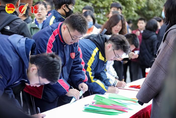 “要成为自己最想成为的人”这场成人礼上，上海学生许下18岁的心愿