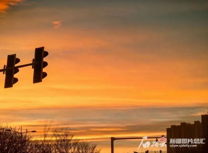 半城朝霞半城雾 今天早上的乌鲁木齐天空你看到的是哪种？