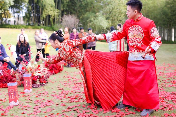 投壶、夹气球……重庆高新区这场集体婚礼好甜