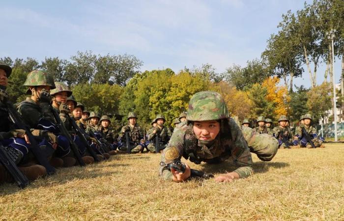 “赛场兵王”“阅兵标兵”“女兵教头” “暖心姐姐”……她的头衔有点多