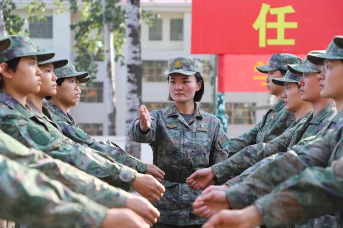 “赛场兵王”“阅兵标兵”“女兵教头” “暖心姐姐”……她的头衔有点多