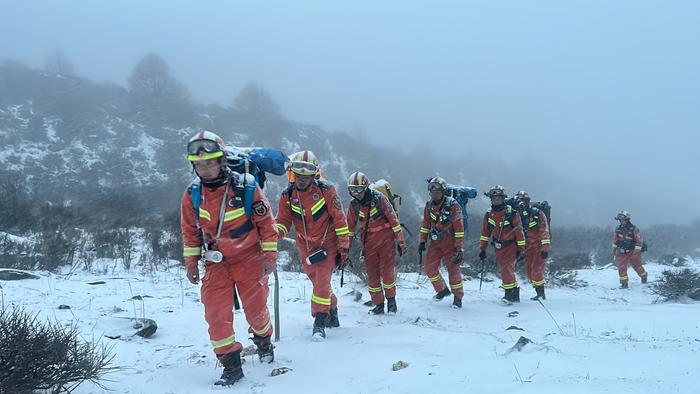 C视频丨小金县2名游客被困海拔约5000米雪山，消防员9小时冒雪施救