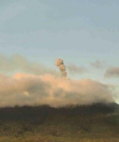 印尼伊里莱沃托洛科火山喷发 火山灰柱达500米