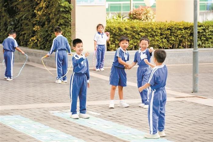 明年起小学初中每天1节体育课