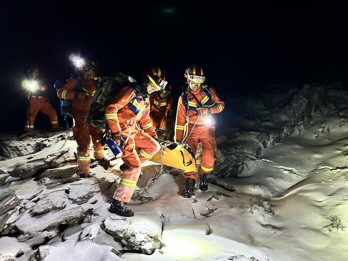 C视频丨小金县2名游客被困海拔约5000米雪山，消防员9小时冒雪施救