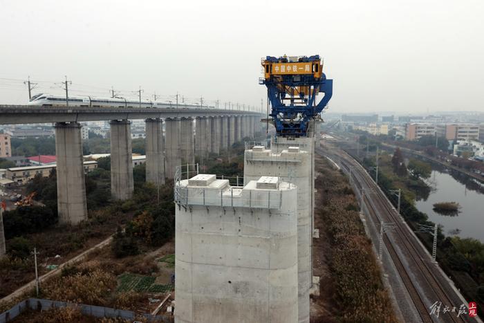 沪苏湖铁路松江特大桥跨 G15沈海高速连续梁顺利合拢