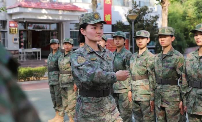 “赛场兵王”“阅兵标兵”“女兵教头” “暖心姐姐”……她的头衔有点多