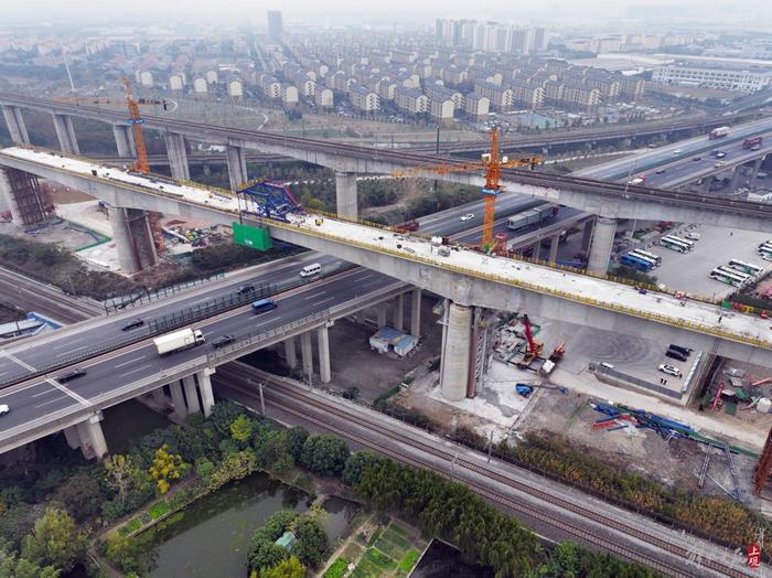 沪苏湖铁路松江特大桥跨 G15沈海高速连续梁顺利合拢