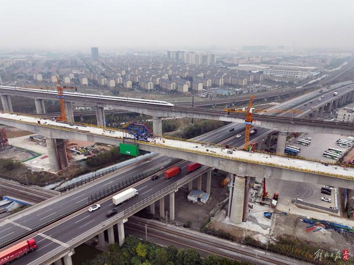 沪苏湖铁路松江特大桥跨 G15沈海高速连续梁顺利合拢