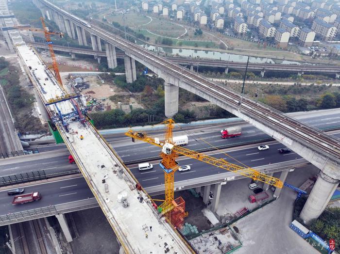 沪苏湖铁路松江特大桥跨 G15沈海高速连续梁顺利合拢