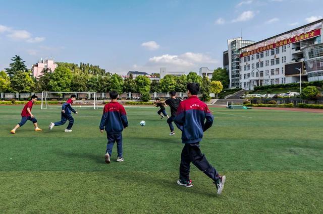 “每天一节体育课”太多了吗？为何设立刚性规定？