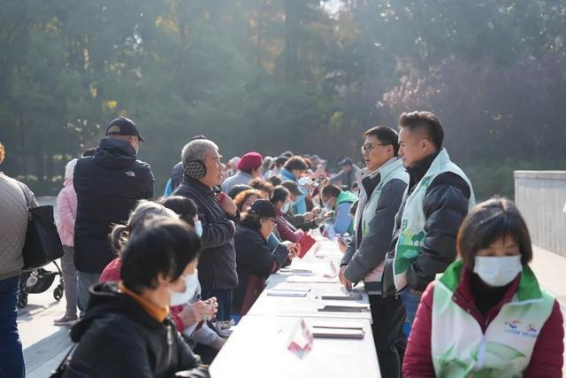 理发、量血压、法律咨询……普陀志愿者走入公园为市民提供免费贴心服务