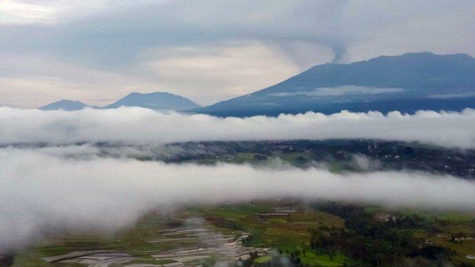 印尼火山连续喷发，已有23名登山者遇难！数百名救援人员正搜救失踪者