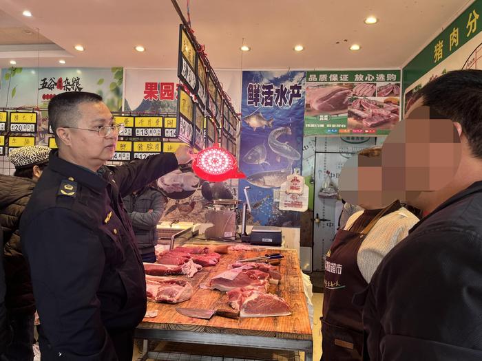 去“滤镜”•换新灯•探市场 |广西柳州 两超市仍使用“生鲜灯”被警告