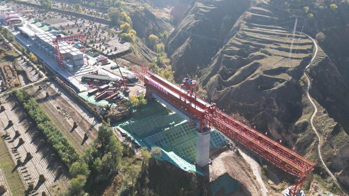 兰合铁路泄湖峡大夏河特大桥首孔64米节段胶拼梁架设完成