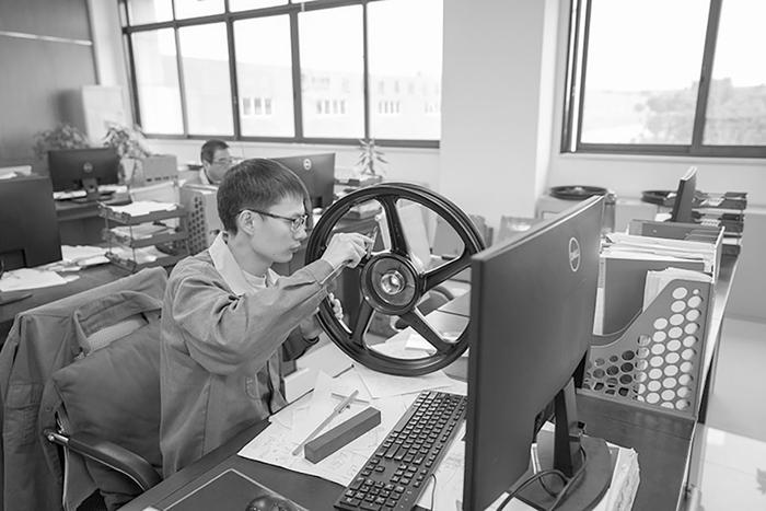 重庆市垫江县引导当地摩托车轮毂生产龙头企业依靠科技创新推动产业提档升级