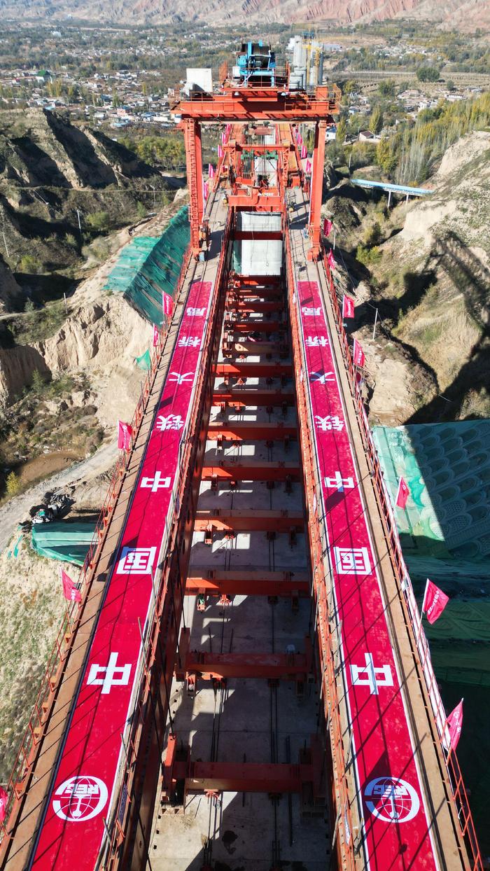 兰合铁路泄湖峡大夏河特大桥首孔64米节段胶拼梁架设完成