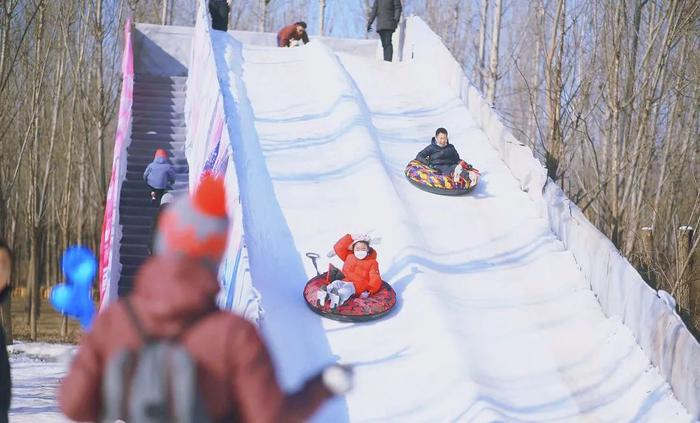 转啊转~市区新添梦幻滑冰场！冲啊冲~周末雪中滑雪攻略请查收……