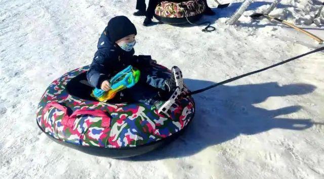 转啊转~市区新添梦幻滑冰场！冲啊冲~周末雪中滑雪攻略请查收……