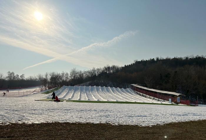 转啊转~市区新添梦幻滑冰场！冲啊冲~周末雪中滑雪攻略请查收……