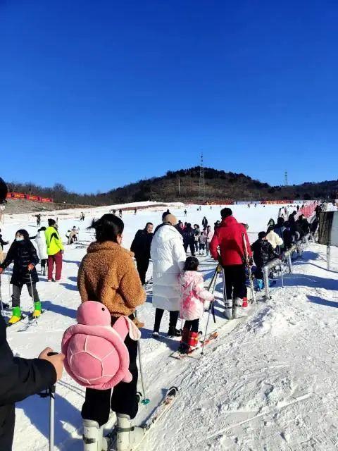 转啊转~市区新添梦幻滑冰场！冲啊冲~周末雪中滑雪攻略请查收……