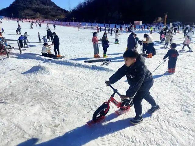 转啊转~市区新添梦幻滑冰场！冲啊冲~周末雪中滑雪攻略请查收……