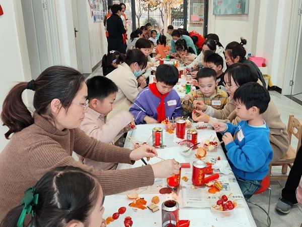 滕州市龙泉街道樱花苑社区开展和悦亲子读书会暨手工制作冰糖葫芦活动