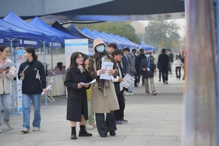 重庆这场招聘会232人达成初步就业意向 还有“线上”面试技巧建议