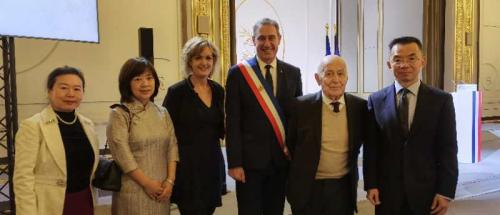 驻法国大使卢沙野出席法国荣誉军团勋章和国家功绩勋章颁授仪式