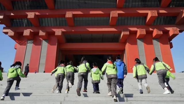 红领巾讲解员“美育宣讲队”&“航天梦讲解团”在中华艺术宫共述美术作品中的上海