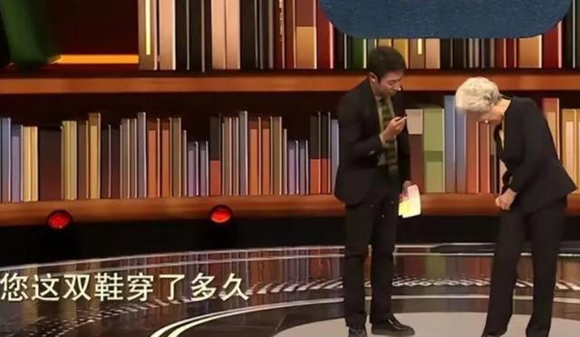 热闻|院士演讲鞋底老化掉渣，以为自己出了“洋相”，网友却流下眼泪……