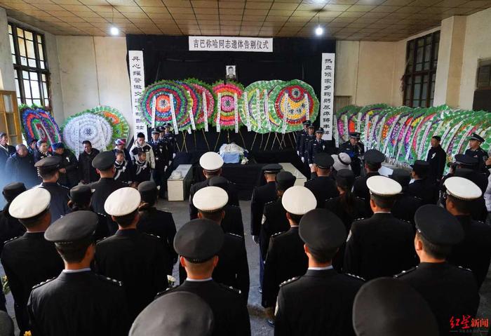 ▲昭觉县公安局民辅警参加吉巴你哈的告别仪式