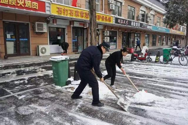 北京延庆区城管执法系统开展扫雪铲冰专项执法工作