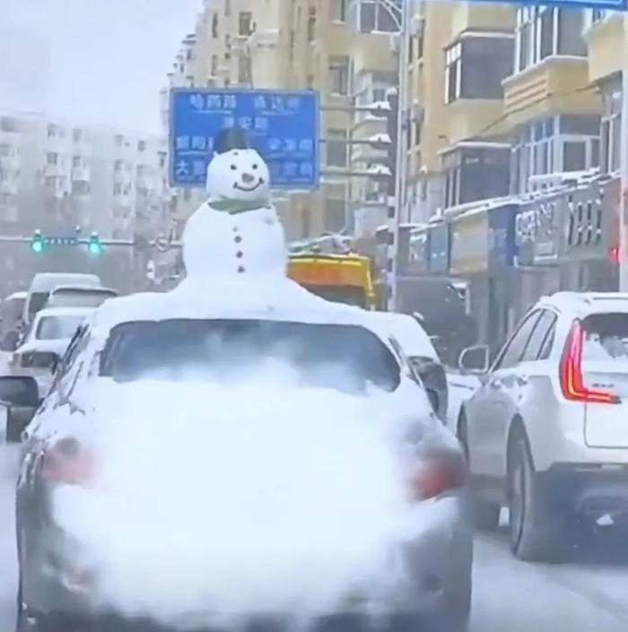 下雪天车顶堆着雪人上路，违法吗？